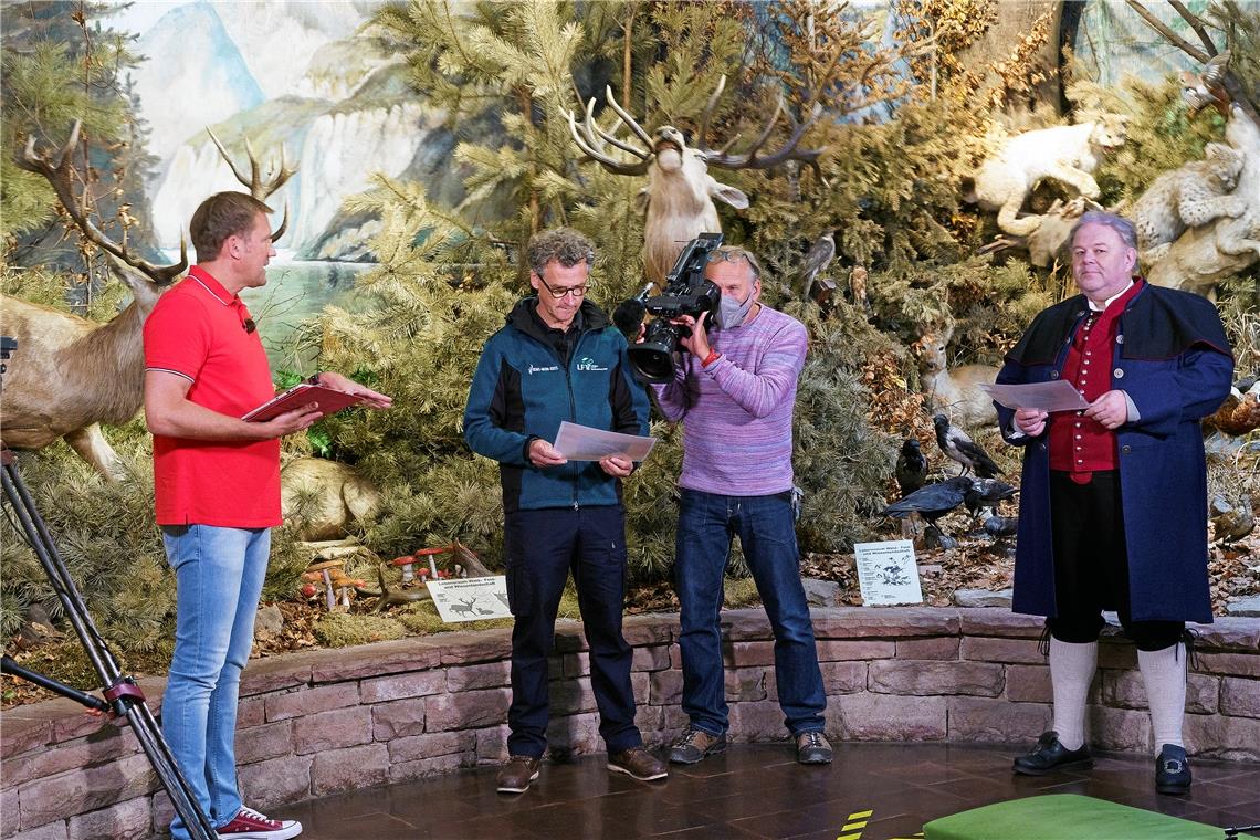 Murrhardt im Ratefieber Auftakt für die beiden Stadtpaten Dieter Seitz (Zweiter von links) und Christian Schweizer (rechts). Sie bekommen das Bilderrätsel im Carl-Schweizer-Museum ausgehändigt. Moderator Jens Hübschen (links) hat sich vorab mit dem SWR-Team ein Motiv in der Walterichstadt ausgeguckt, von dem aber nur ein Detail auf dem Ausdruck zu sehen ist und das es nun zu erraten gilt. Fotos: J. Fiedler