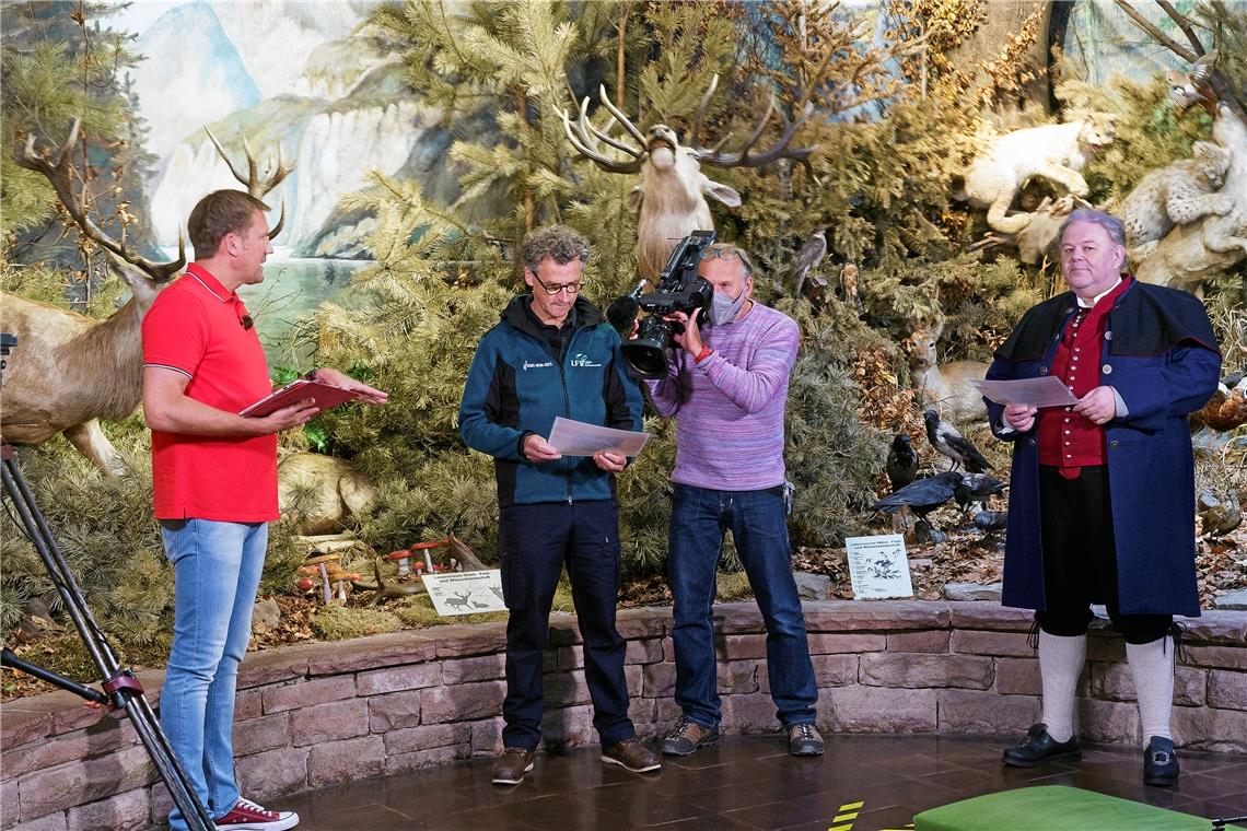 Auftakt für die beiden Stadtpaten Dieter Seitz (Zweiter von links) und Christian Schweizer (rechts). Sie bekommen das Bilderrätsel im Carl-Schweizer-Museum ausgehändigt. Moderator Jens Hübschen (links) hat sich vorab mit dem SWR-Team ein Motiv in der Walterichstadt ausgeguckt, von dem aber nur ein Detail auf dem Ausdruck zu sehen ist und das es nun zu erraten gilt. Fotos: J. Fiedler