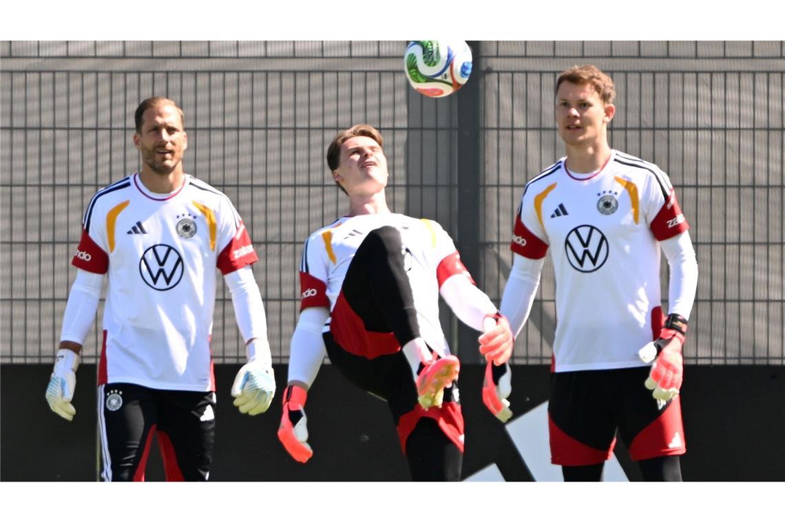 Auftakt in die WM-Vorbereitung: die deutschen Torhüter, Jonas Urbig in der Mitte, beim Training.