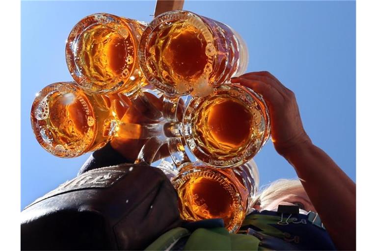 Auftakt zum diesjährigen Oktoberfest: Eine Bedienung trägt Bier im Außenbereich eines Festzeltes. Die deutschen Brauereien haben im September einen Teil des Rückstandes zum Vorjahr wettgemacht. Foto: Karl-Josef Hildenbrand/dpa