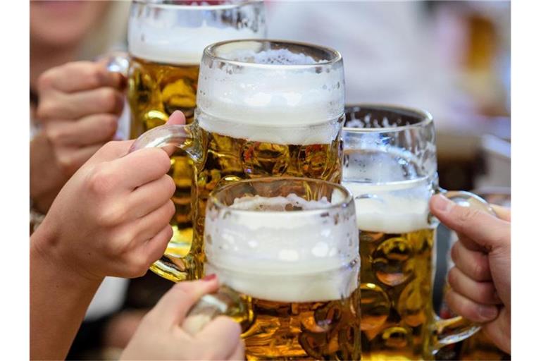 Auftakt zum Oktoberfest. Besucherinnen prosten sich im Paulaner-Festzelt mit ihrer ersten Maß Bier zu. Foto: Matthias Balk/dpa