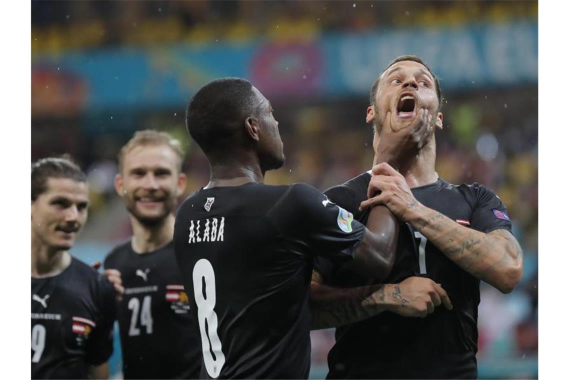 Auftaktsieg gelungen: Österreich-Torschütze Marko Arnautovic (r) wird von David Alba auf besondere Art beglückwunscht. Foto: Robert Ghement/POOL EPA/AP/dpa