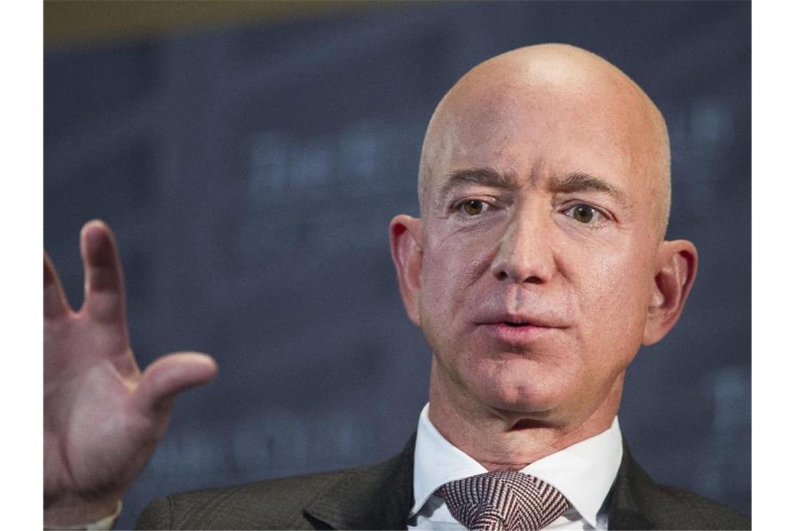 Auftraggeber des Schiffes: US-Milliardär Jeff Bezos Jeff Bezos. Foto: Cliff Owen/AP/dpa