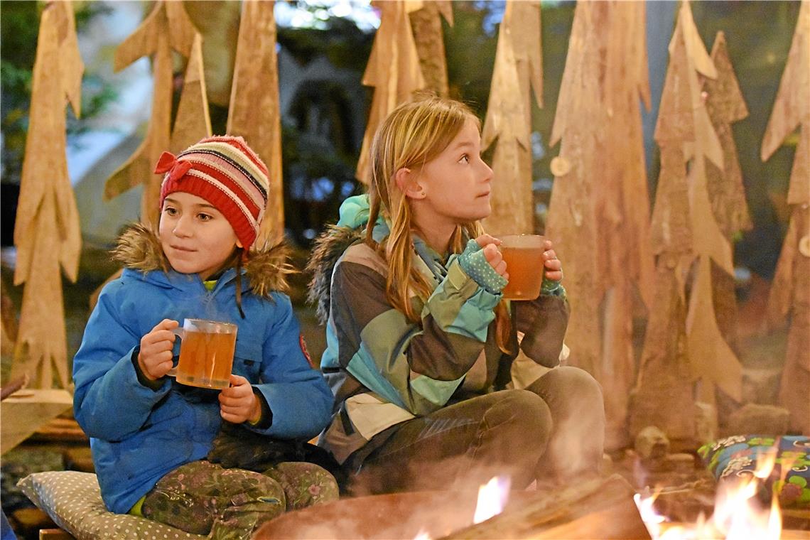 Aufwärmen von innen und außen am Lagerfeuer beim Holzwurm in Großhöchberg.