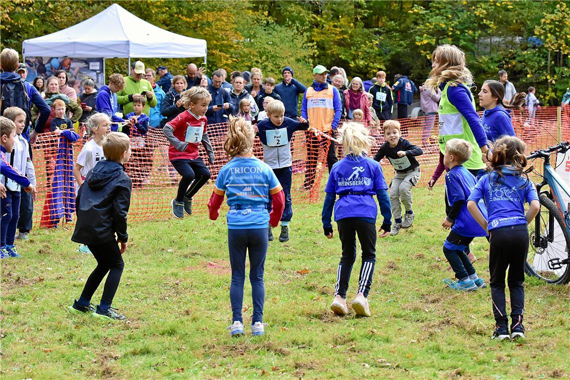 Aufwärmen vor dem Start. Kinder Crossduathlon Backnang 2025 rund um das Waldheim...