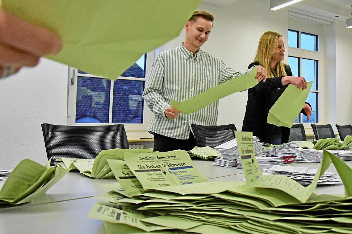 Aufwendige Auszählung: Frederik Schell und Stefanie Kircher sortieren im Backnanger Bürgerhaus die Stimmzettel der Briefwahl. Foto: Tobias Sellmaier