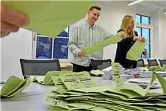 Aufwendige Auszählung: Frederik Schell und Stefanie Kircher sortieren im Backnanger Bürgerhaus die Stimmzettel der Briefwahl. Foto: Tobias Sellmaier