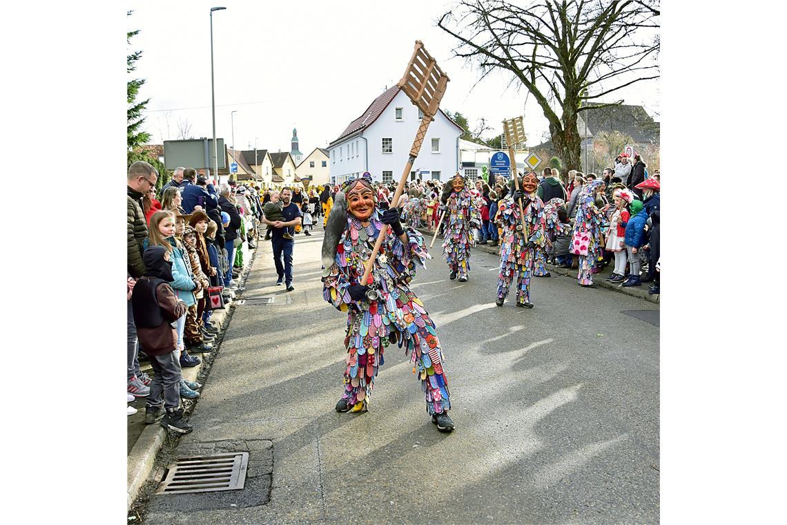 Aufwendige Kostüme und laute Instrumente. Die Zipfelbacher Fleckahansel aus Winn...