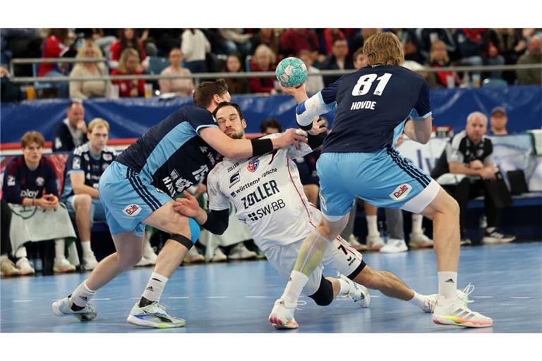 Augen zu und durch: Dominik Claus im Kampf mit der Hamburger Defensive.