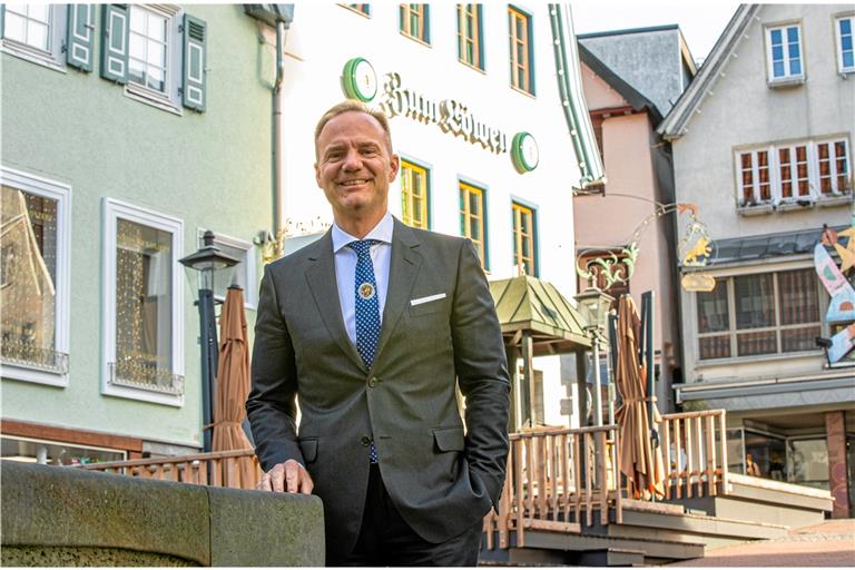 Augenoptikermeister Jochen Stroh blickt optimistisch in die Löwen-Zukunft. Foto: A. Becher