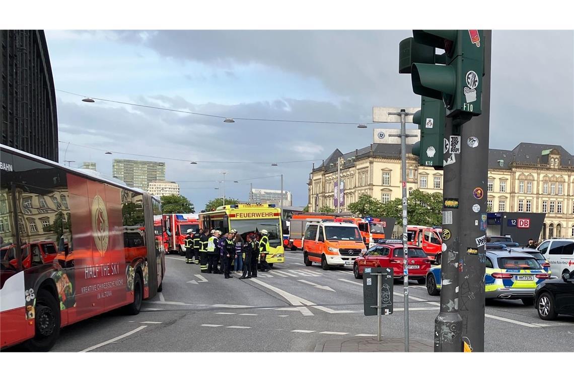 17 Verletzte – keine Anzeichen auf politisches Motiv Augenzeugen hatten zuvor von einem Messerangriff berichtet.