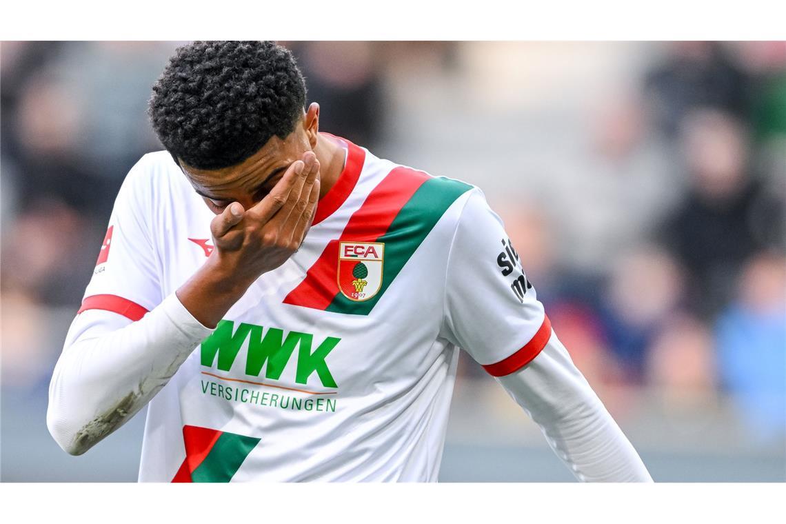 Bayern siegt sich zum Europarekord - BVB schlägt Köln spät Augsburg-Youngster Noahkai Banks ist nach der Klatsche gegen Leipzig bedient.