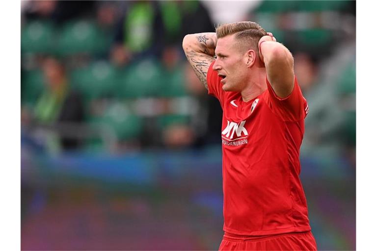 Augsburgs André Hahn ist positiv auf das Coronavirus getestet worden und fehlt dem FC Augsburg. Foto: Swen Pförtner/dpa