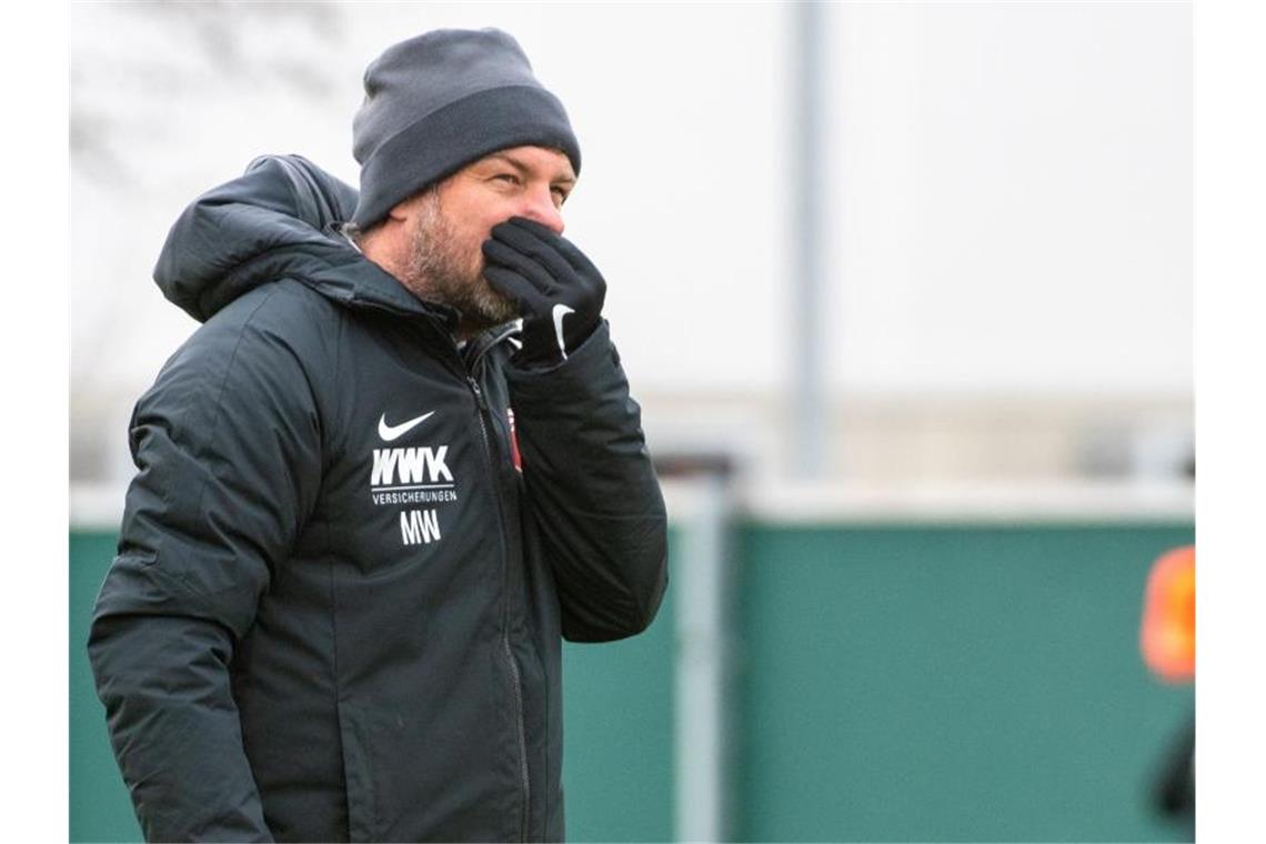 Augsburgs Coach Markus Weinzierl beim Trainingsauftakt. Foto: Stefan Puchner/dpa