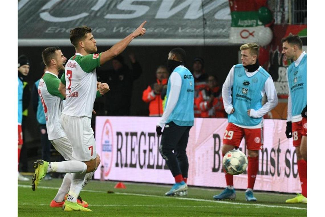 Gladbach besiegt die Bayern - auch Leipzig und BVB gewinnen Augsburgs Daniel Baier (l) und Florian Niederlechner jubeln nach dem Tor zum 2:1. Foto: Stefan Puchner