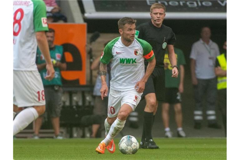 Augsburgs Daniel Baier spielt den Ball. Foto: Stefan Puchner/Archivbild