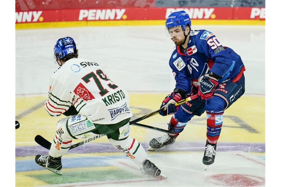 Stürmer Brune wechselt von Mannheim nach Ingolstadt Augsburgs Danny Kristo (l) und Mannheims Louis Brune kämpfen um den Puck. Foto: Uwe Anspach/dpa/Archivbild