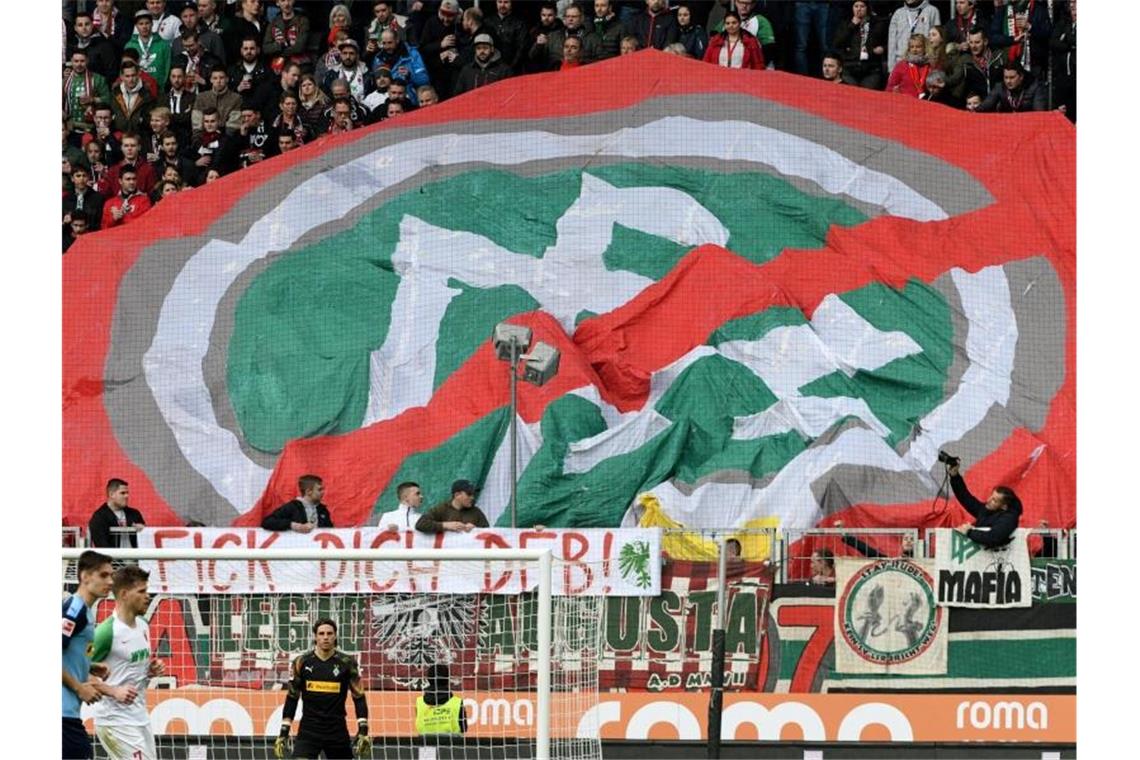 Augsburgs Fans protestieren gegen den DFB. Foto: Stefan Puchner/dpa