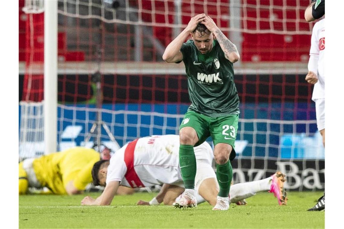 Augsburgs Negativtrend hält auch unter Weinzierl an Augsburgs Marco Richter reagiert auf eine vergebene Chance. Foto: Tom Weller/dpa