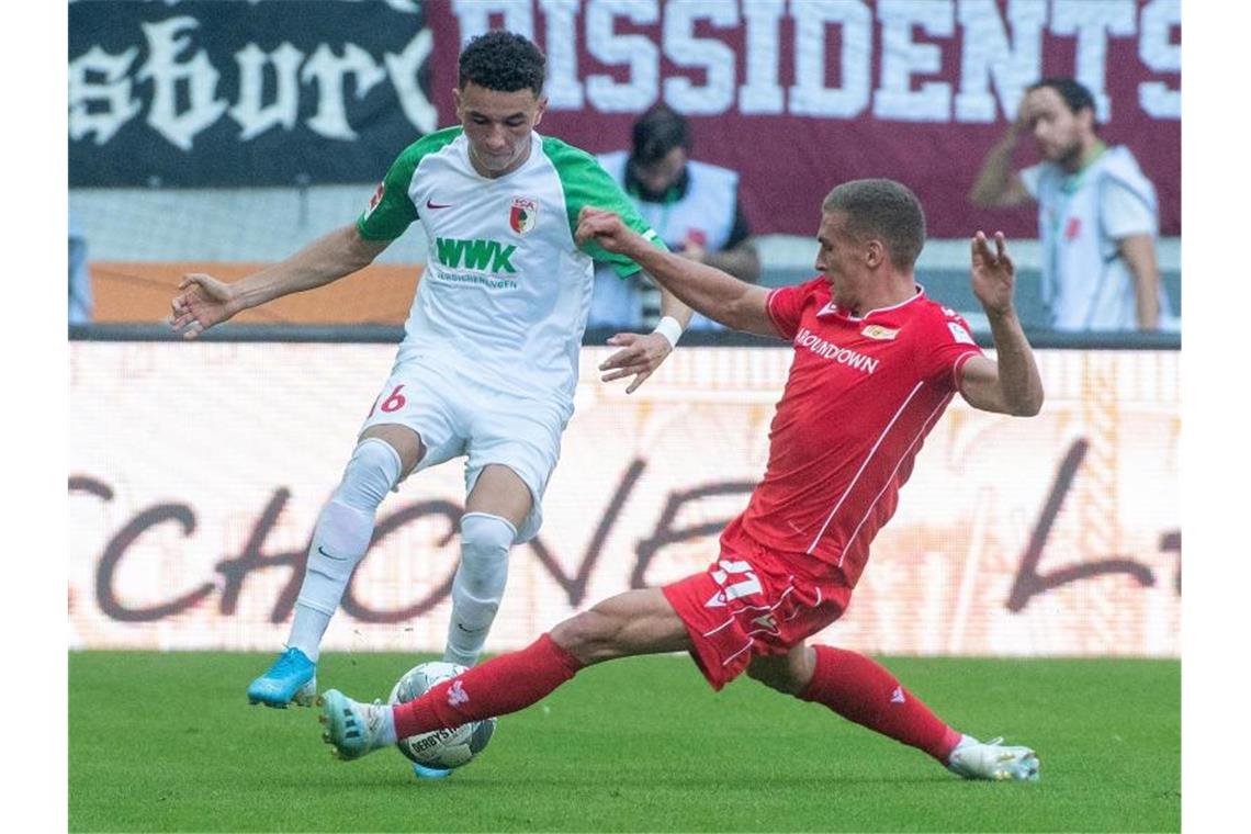 Augsburgs Ruben Vargas (l) und Berlins Grischa Prömel liefern sich einen Zweikampf. Foto: Stefan Puchner