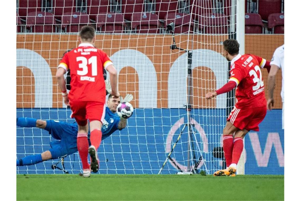 Bayern-Jäger RB und Bayer patzen - Eintracht mit Kantersieg Augsburgs Torwart Rafal Gikiewicz hält gegen seinen Ex-Verein einen Elfmeter. Foto: Matthias Balk/dpa