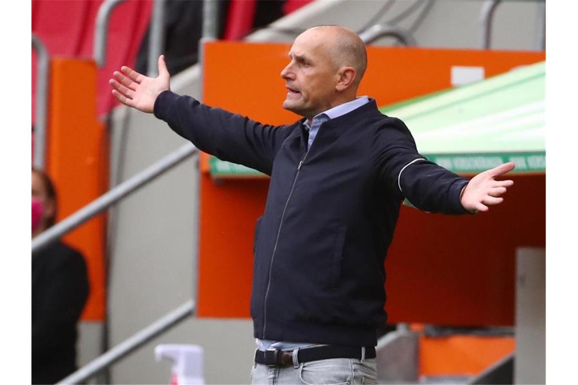 Augsburgs Trainer Heiko Herrlich wetterte gegen die Elfmeter-Entscheidung. Foto: Michael Dalder/Reuters-Pool/dpa