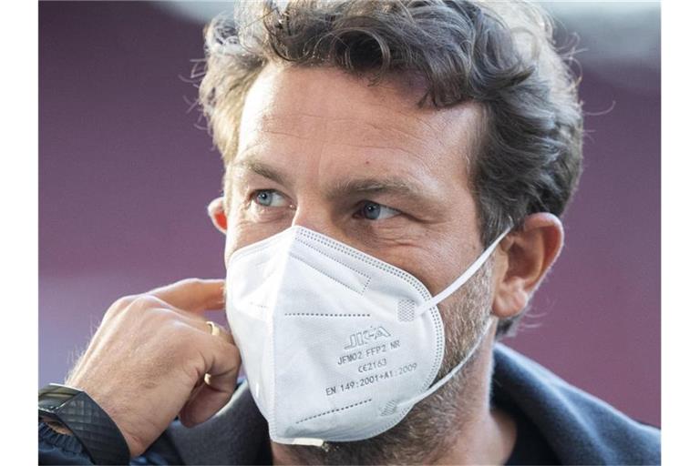 Augsburgs Trainer Markus Weinzierl steht vor dem Spiel im Stadion. Foto: Tom Weller/dpa