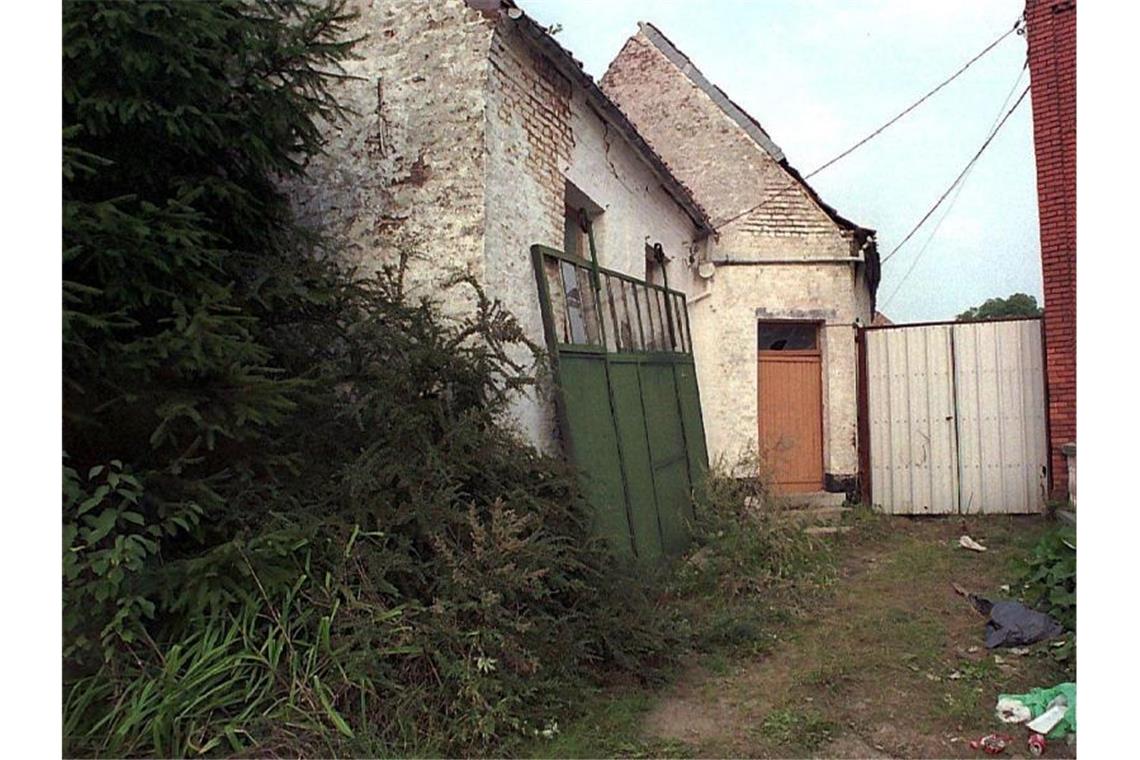 Belgischer Kindermörder Dutroux will Freiheit August 1996: Das damalige Haus von Marc Dutroux im belgischen Sars-la-Buissiere. Hier waren drei Leichen entdeckt worden. Foto: epa belga