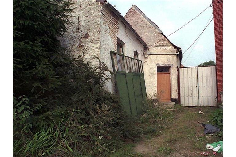 August 1996: Das damalige Haus von Marc Dutroux im belgischen Sars-la-Buissiere. Hier waren drei Leichen entdeckt worden. Foto: epa belga