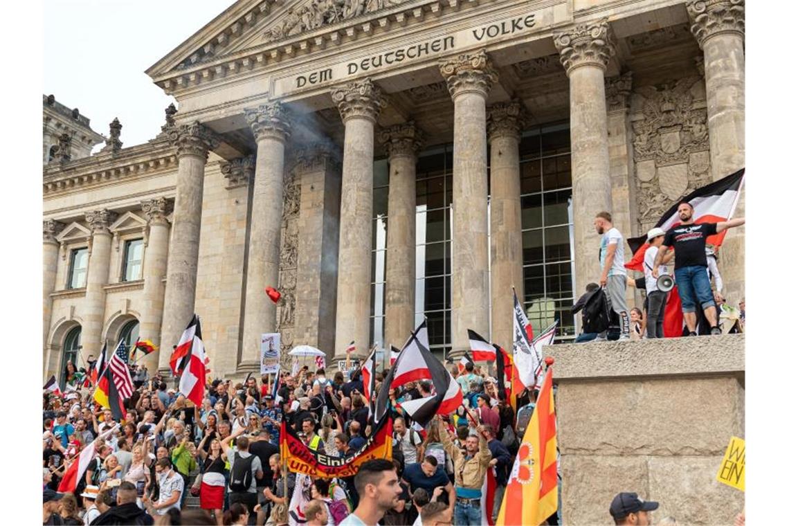 Härtere Strafen für Übergriffe auf Verfassungsorgane? August 2020: Teilnehmer einer Kundgebung gegen die Corona-Maßnahmen auf den Stufen zum Reichstagsgebäude. Foto: Achille Abboud/NurPhoto/dpa