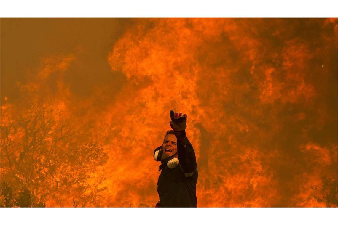 Warum Waldbrände immer schlimmer werden August 2023, Griechenland: Ein Feuerwehrmann kämpft in dem Dorf Hasia in der Nähe von Athen gegen einen Waldbrand.