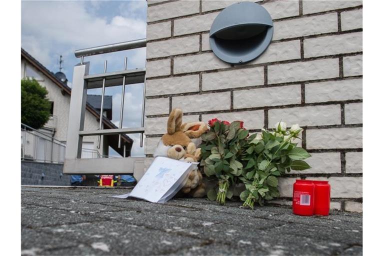 August vergangenen Jahres: Blumen und Kerzen vor dem Einfamilienhaus, in dem die Leichen der Kinder gefunden wurden. Foto: Silas Stein