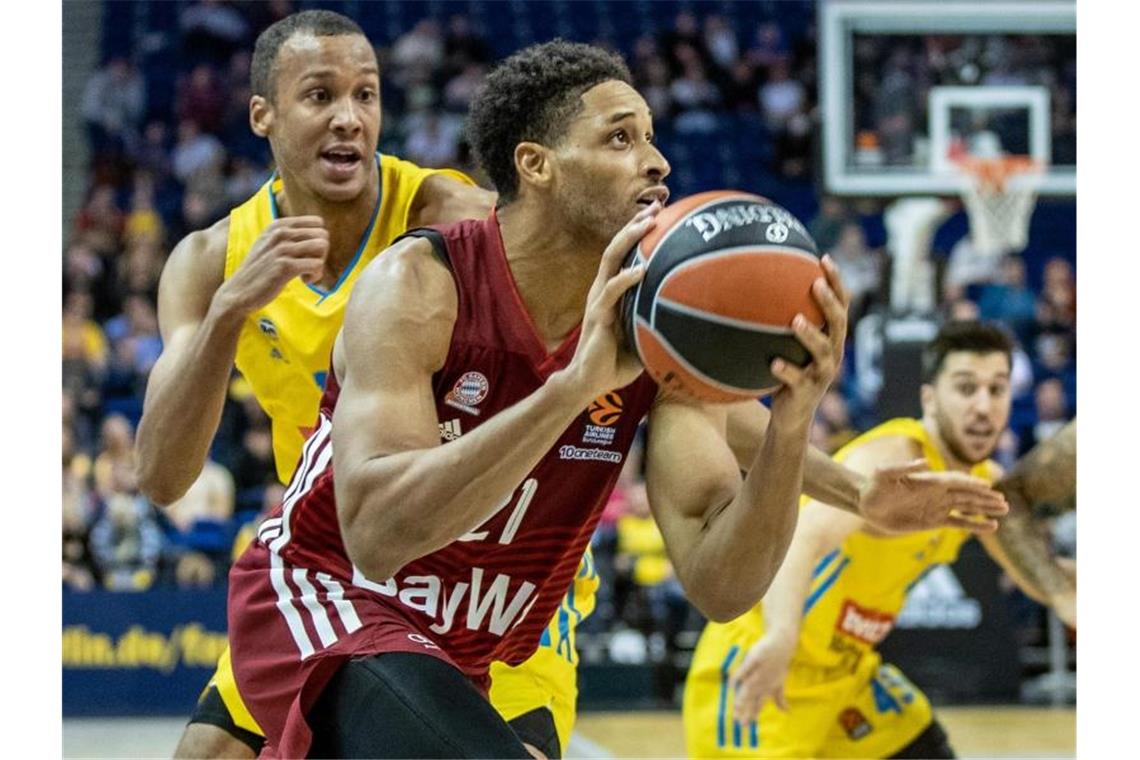 Bayern München gewinnt Euroleague-Duell bei Alba Berlin Augustine Rubit setzte sich mit Bayerns Basketballern gegen Alba Berlin mit Louis Olinde (l) durch. Foto: Andreas Gora/dpa