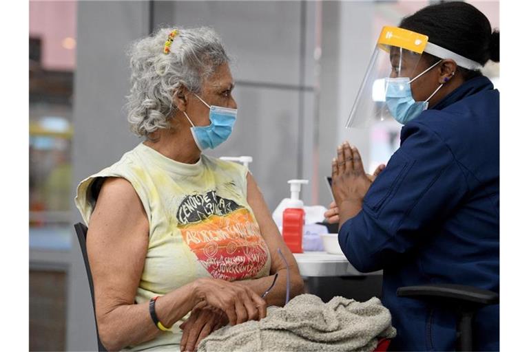 Aunty Jenny Munro (l), australische Wiradjuri-Älteste und Aktivistin für die Rechte indigener Völker, nach einer Covid-19-Impfung in Australien. Foto: Dan Himbrechts/AAP/dpa