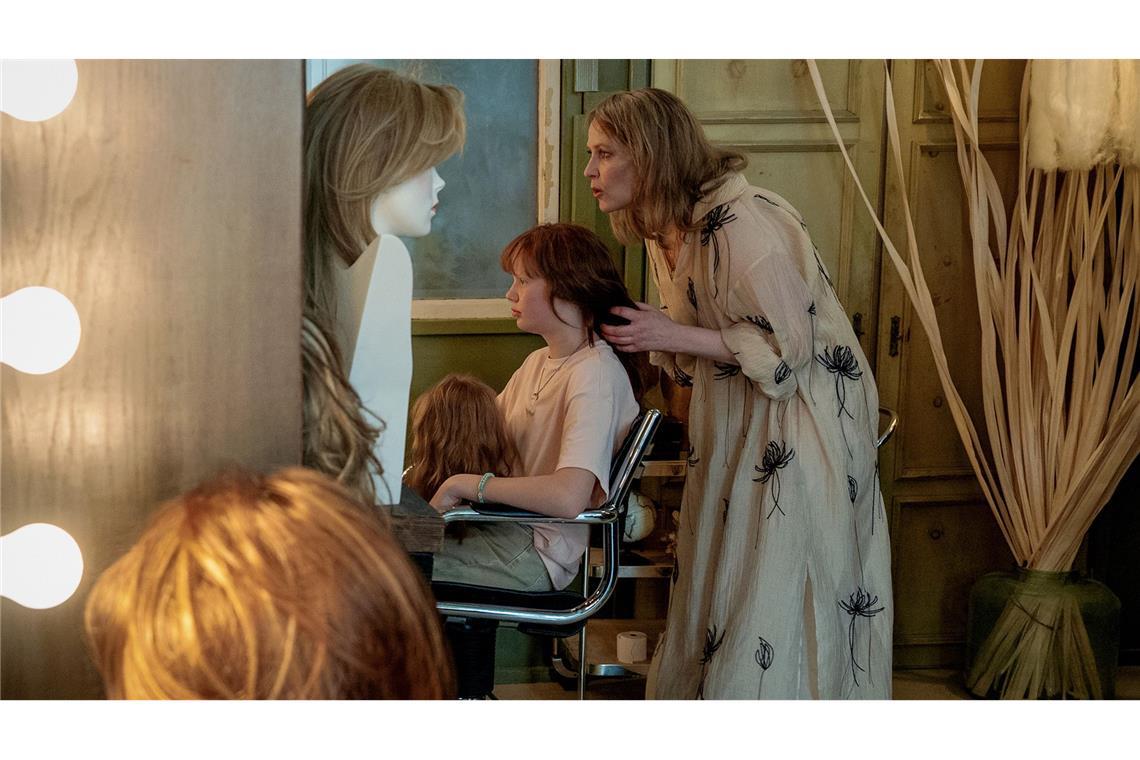 Der Kampf ums Haar Aurora Schneider (Stephanie Japp) macht Perücken für Menschen, die ihre Haare verloren haben.
