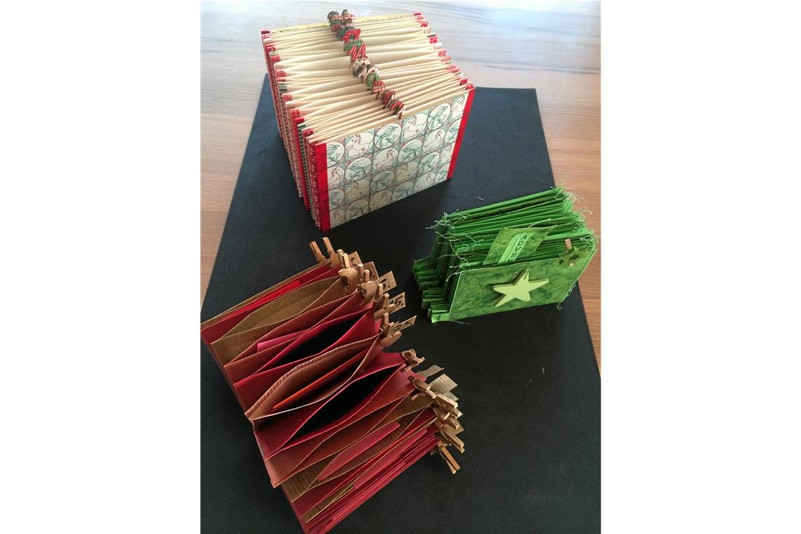 Überraschungen in Gläsern und Tüten Aus alten Büchern werden Adventskalender für Geschichten und Sprüche. Foto: R. Münzenmaier