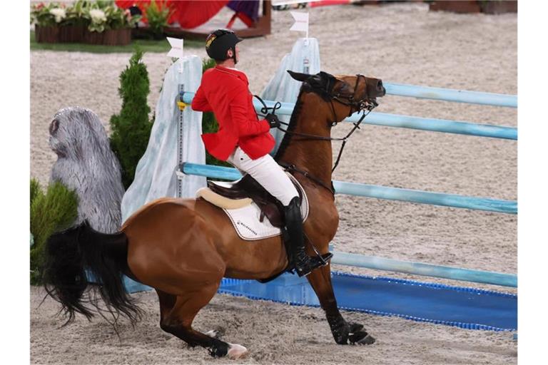 Aus am Hindernis Daniel Deußer auf seinem Pferd Killer Queen. Foto: Friso Gentsch/dpa