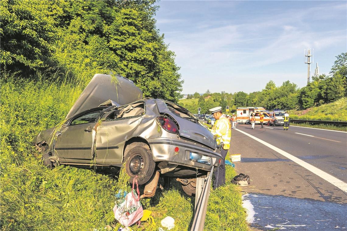 Zwei Menschen schwer verletzt Aus bislang ungeklärter Ursache ist der Fahrer dieses Wagens auf der B14 zwischen Stuttgart und Waiblingen ins Schleudern geraten. Das Fahrzeug schanzte über die Leitplanke. Foto: 7aktuell/M. Kurrer
