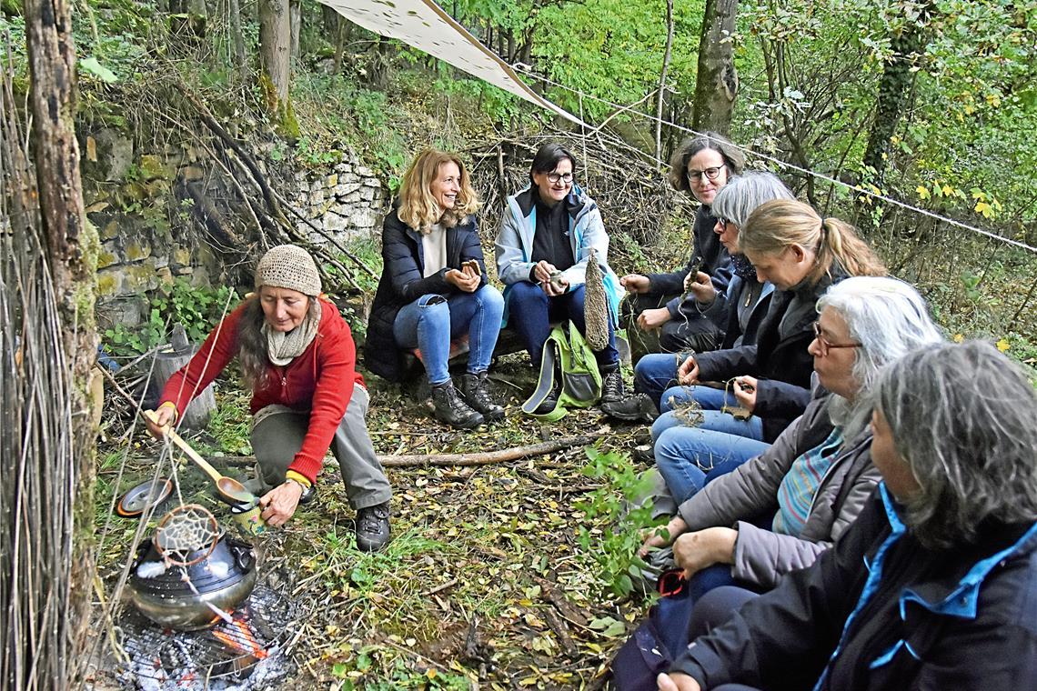 Aus Brennnesseln lässt sich einiges herstellen: Brot, Suppe, Wolle, Fäden, Traumfänger, Säckchen zum Sammeln und vieles mehr. Heilpflanzenpraktikerin, Wildkräuterpädagogin, Buchautorin und Künstlerin Mechtilde Frintrup (rote Jacke) schöpft sich eine Brennnesselsuppe. Foto: Tobias Sellmaier