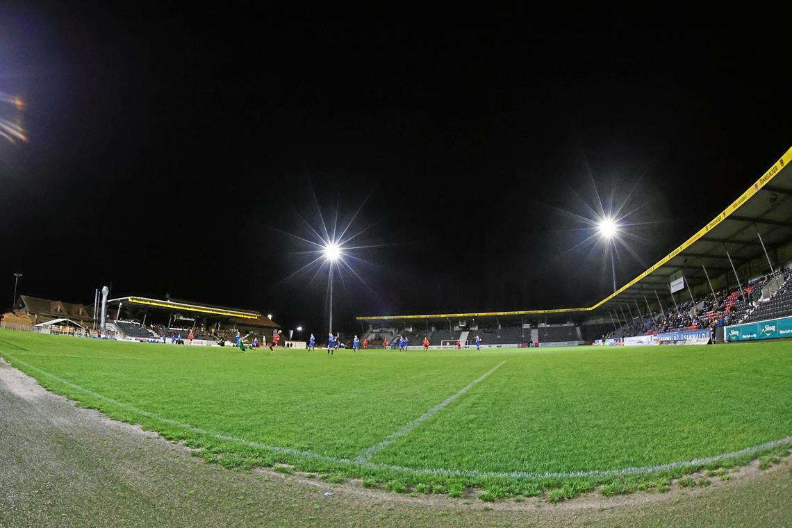 SG Sonnenhof Großaspach spielt am Samstagvormittag um 11 Uhr Aus dem Flutlichtspiel gegen Essingen wird nichts, weil der Rasen im Fautenhau unbespielbar ist. Statt am Freitagabend steigt das Heimspiel der SG Sonnenhof nun am Samstagvormittag auf dem Kunstrasen. Foto: Alexander Becher