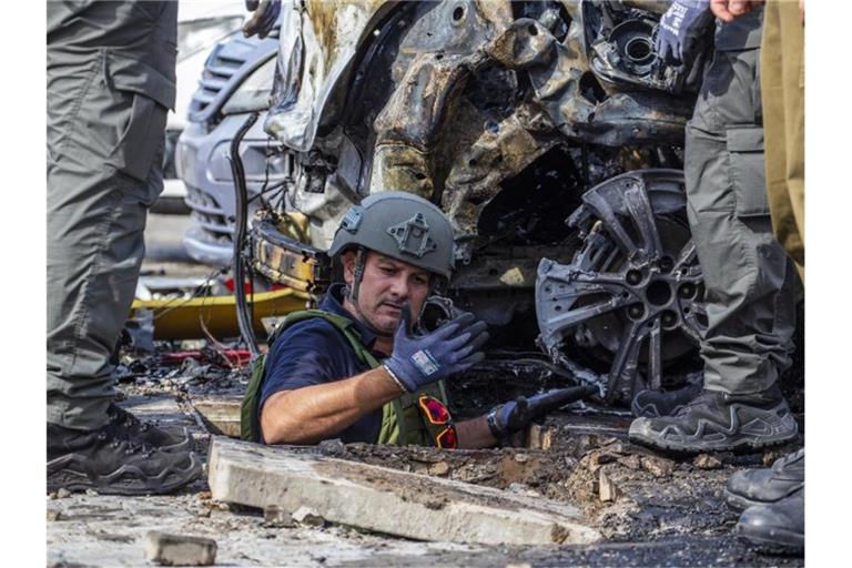 Aus dem Gazastreifen abgefeuerte Raketen haben eine Vielzahl von Gebäuden und Autos in Israel getroffen - hier in Aschkelon. Foto: Ilia Yefimovich/dpa