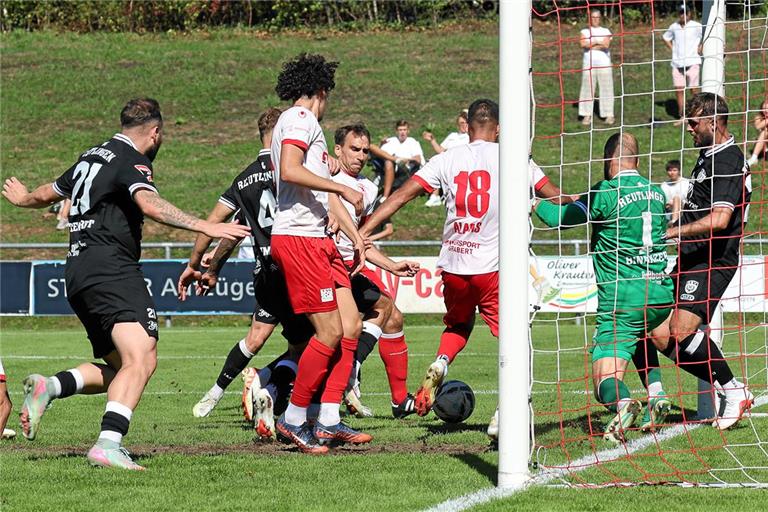 Aus dem Getümmel heraus verkürzt Julian Geldner (Mitte) auf 1:3 und impft der TSG damit wieder Hoffnung ein. Am Ende verliert die TSG aber mit 2:3. Foto: Alexander Becher