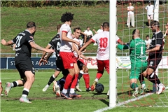 Aus dem Getümmel heraus verkürzt Julian Geldner (Mitte) auf 1:3 und impft der TSG damit wieder Hoffnung ein. Am Ende verliert die TSG aber mit 2:3. Foto: Alexander Becher