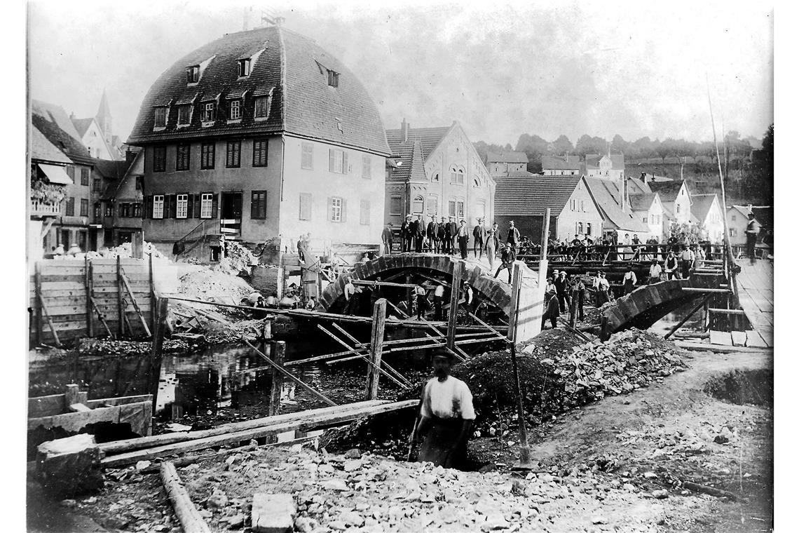 Aus dem Jahr 1911 stammt dieses Bild der Gaststätte Krone an der Aspacher Brücke mit dem charakteristischen Kuppeldach. Zu diesem Zeitpunkt wurde die Aspacher Brücke abgebrochen.