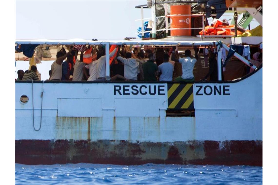 Aus dem Meer gerettete Migranten auf dem Deck des Rettungsschiffes „Open Arms“. Foto: Friedrich Bungert/SeaWatch
