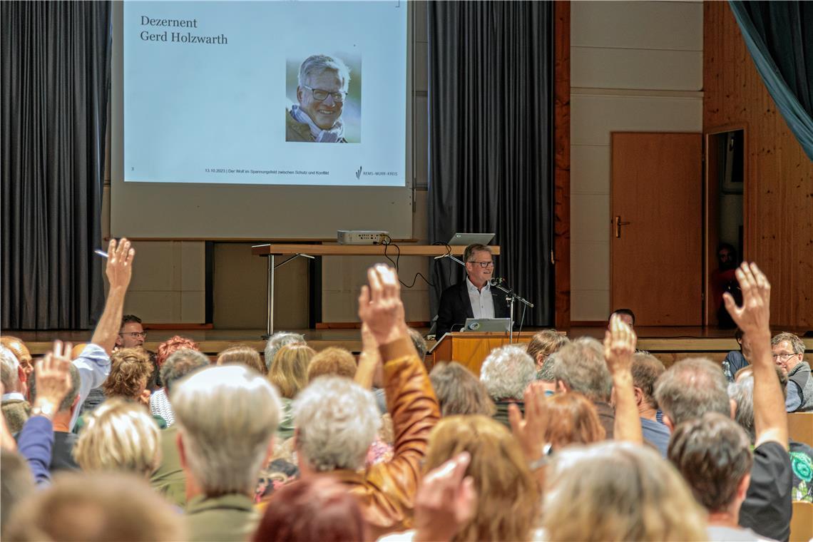 Wie gefährlich wird der Wolf im Rems-Murr-Kreis? Aus dem Publikum gab es zahlreiche Fragen, auch an Dezernent Gerd Holzwarth (mittig am Rednerpult). Besonders beim Thema Weidetierhaltung und Herdenschutz entzündete sich eine Diskussion. Foto: Stefan Bossow