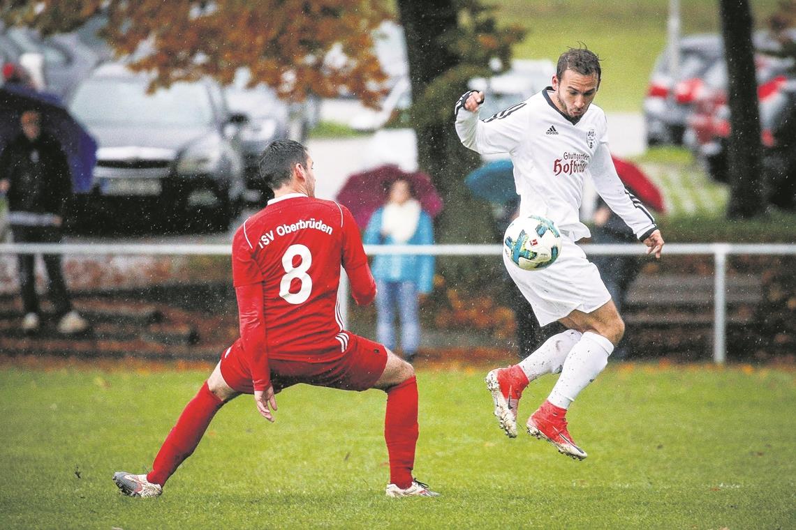 Aus dem Urlaub zurück und ein Trumpf des VfR Murrhardt im Kellerduell gegen die TSG Backnang II: Daniel Zivaljevic (rechts).Foto: A. Becher