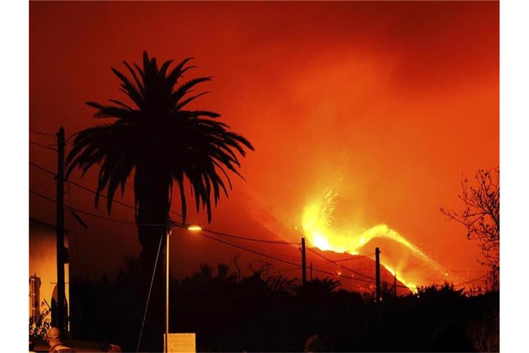 Aus dem Vulkan in der Cumbre Vieja auf La Palma fließt weiter Lava. Foto: Daniel Roca/AP/dpa