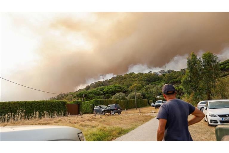 Aus dem Wald bei La Peña steigt Rauch auf. Die Gäste des Campingplatzes Torre de la Peña in Tarifa wurden wegen des Brandes evakuiert.
