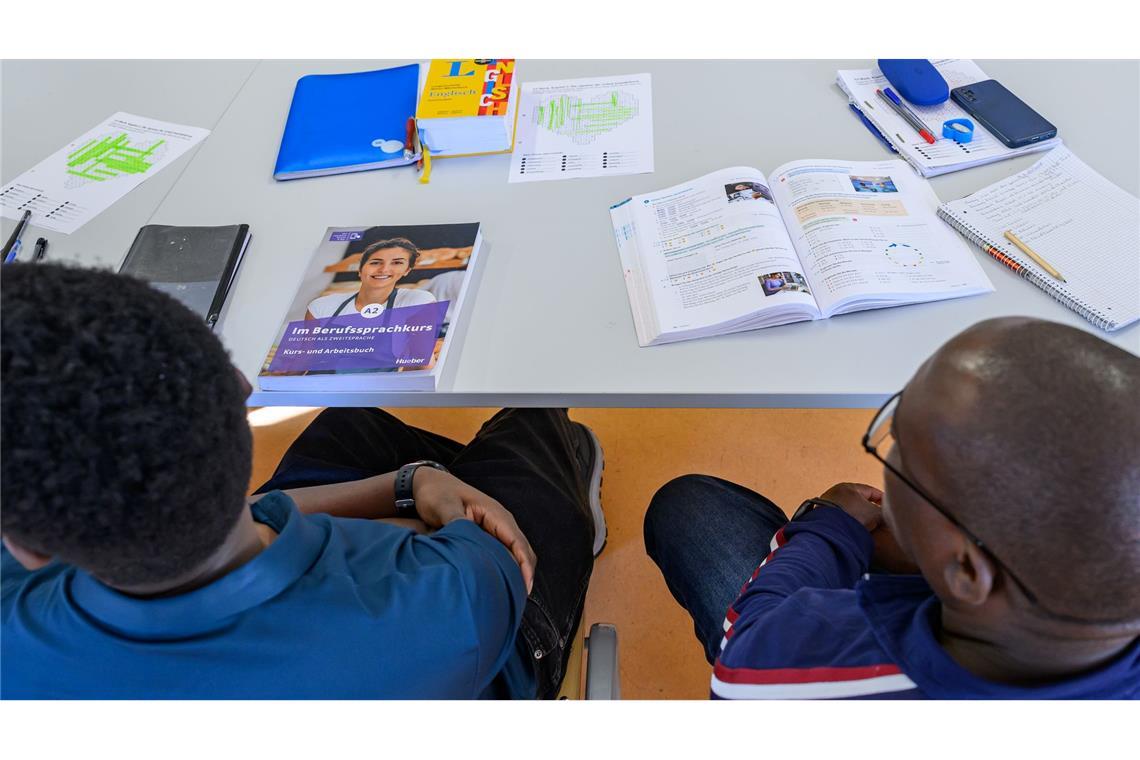 Aus den Kommunen hört man oft, wenn weniger Asylbewerber kämen, könne man den Zuwanderern bessere Integrationsangebote - auch mit Hilfe von Ehrenamtlichen - machen. (Symbolbild)